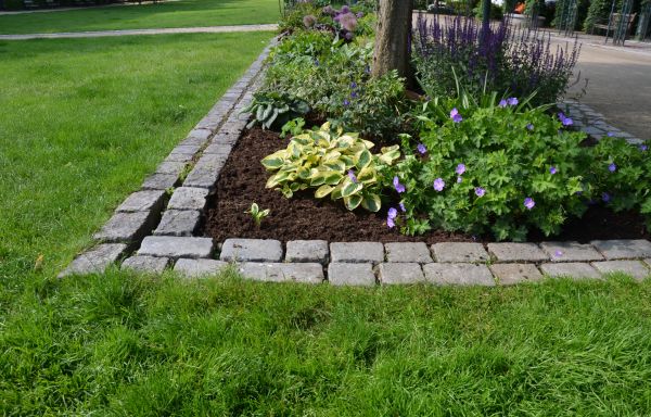 Flower Bed Mulching in Mount Vernon
